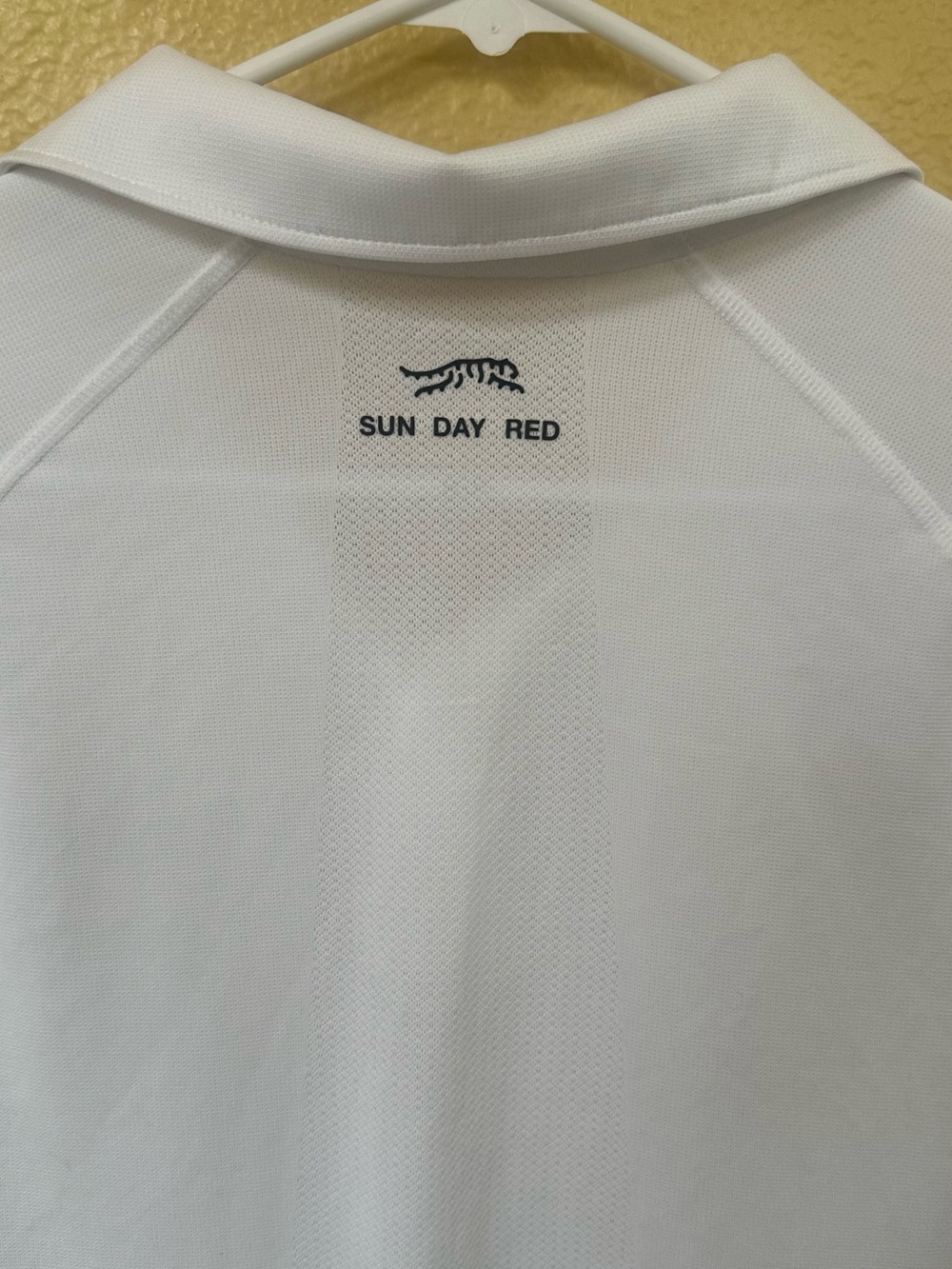 Sun Day Red Core Polo White Snap Performance Golf Shirt Tiger Woods  Medium EUC! - Picture 7 of 12